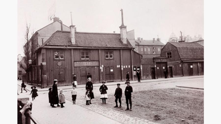 En vy över bebyggelsen år 1902 på den tomt där Råttan 9 i dag finns.